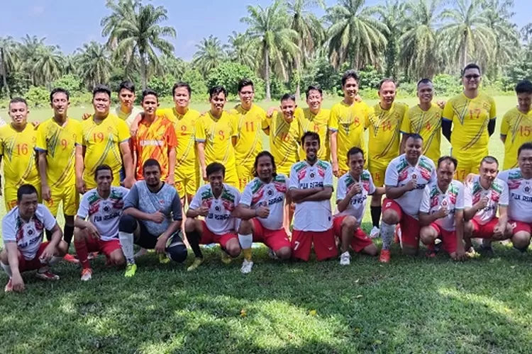foto bersama tim Wartawan FC bersama Tim Kejaksaan Negeri Kisaran ( Realitasonline.id/dok)