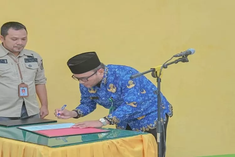 Pj Wali Kota Padangsidimpuan Letnan Dalimunthe, melantik Dewan Hakim MTQ Tingkat Kota Padangsidimpuan XXIII Tahun 2024 di aula Kantor Wali Kota Padangsidimpuan  (Realitasonline.id/Riswandy)
