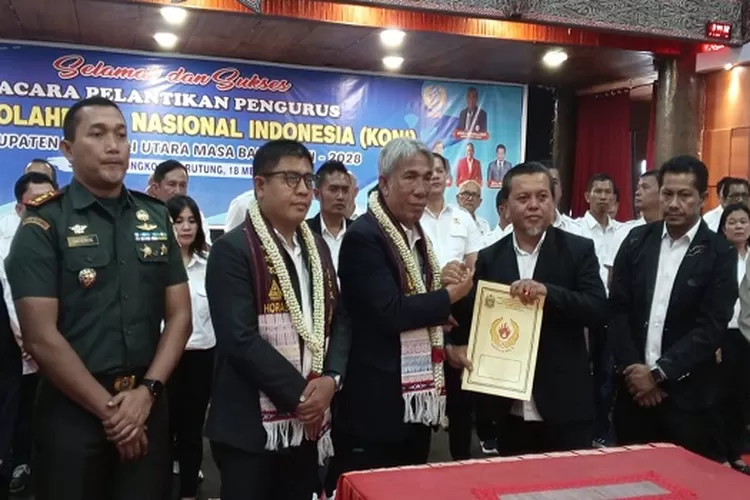 Ketua KONI Taput Tulus Simanjuntak menerima SK dari Ketua Umum KONI Sumut Jhon Ismadi Loebis dihadapan Pj Bupati Taput Dimposma Sihombing (Realitasonline.id/Dok)