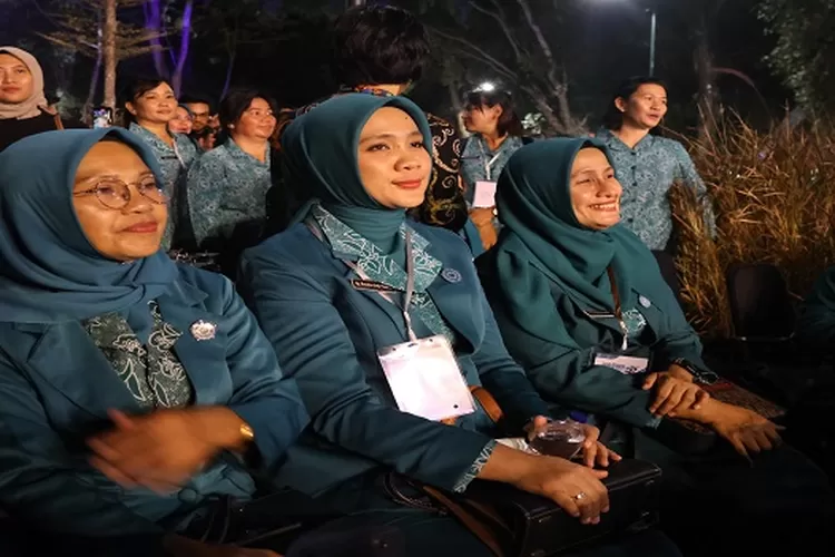 Ketua TP PKK Kabupaten Tapsel, Ny Rosalina Dolly Pasaribu hadiri malam puncak peringatan HKG PKK ke-52 di Kota Solo, Jawa Tengah  (Realitasonline.id/Dok)