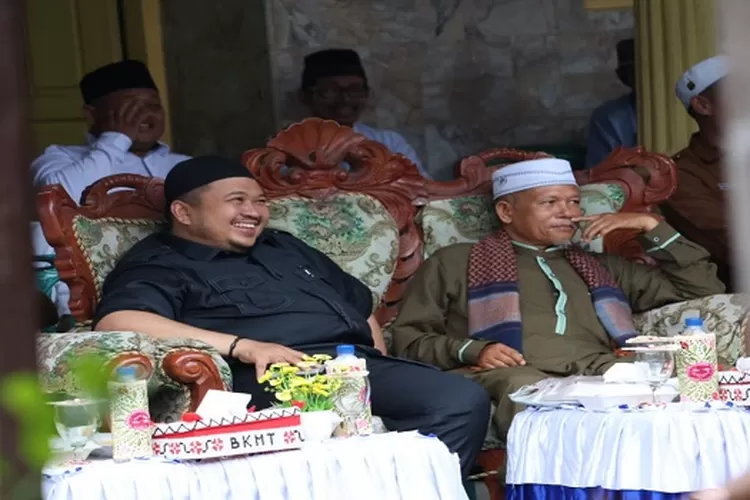 Bupati Tapsel Dolly Pasaribu, saat menghadiri pengajian rutin BKMT tingkat Kecamatan di Desa Sihopur, Kecamatan Angkola Selatan  (Realitasonline.id/Riswandy)