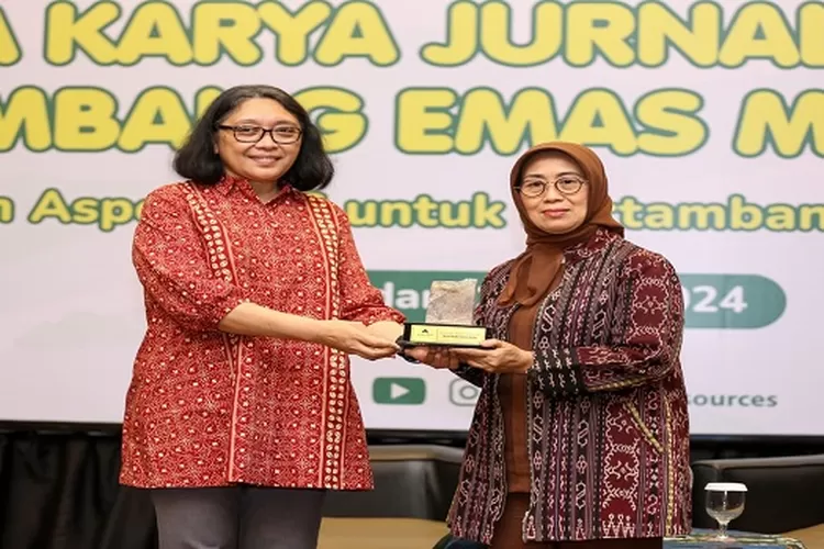 Ketua Dewan Pers Ninik Rahayu, menerima cindera mata dari Direktur External Relations PTAR Sanny Tjan, pada pengumuman pemenang Lomba Karya Jurnalistik 2024&nbsp; ( Realitasonline.id/Dok)