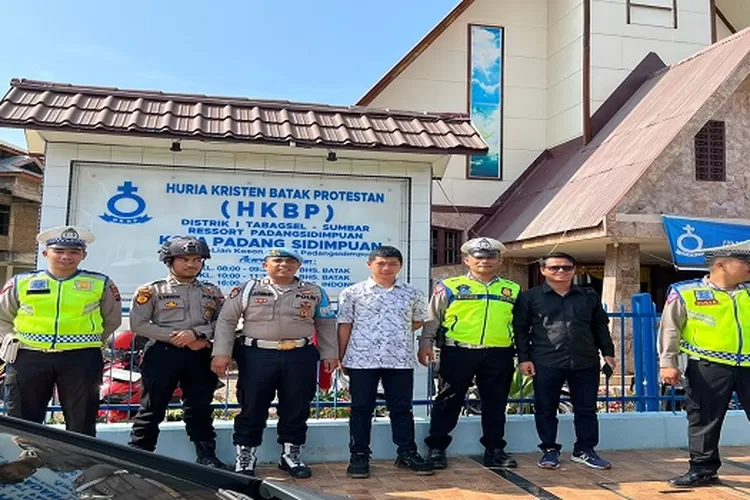 Personil Polres Padangsidimpuan dari Sie Propam, melaksanakan patroli ke gereja-gereja di Kota Padangsidimpuan  (Realitasonline.id/Riswandy)