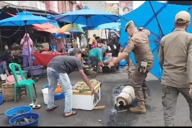 Satpol PP Padangsidimpuan Tertibkan PKL di Seputaran Jalan Thamrin Kota Padangsidimpuan