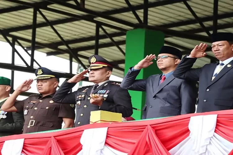 Pj. Wali Kota Padangsidimpuan diwakili Plt Sekda Kota Padangsidimpuan Roni Gunawan Rambe mengikuti upacara Hari Kebangkitan Nasional (Harkitnas) ke 116 tahun 2024 di Stadion HM. Nurdin Kota Padangsidimpuan  (Realitasonline.id/Riswandy)