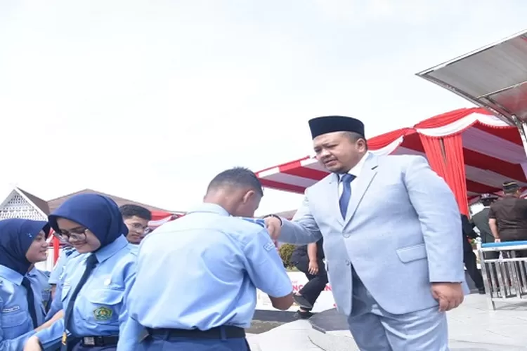 Bupati Tapsel Dolly Pasaribu menyalami para siswa peserta upacara Harkitnas ke 116 di LBapangan Parade Perkantoran Pemerintahan Tapsel Jalan Prof Lafran Pane, Sipirok  (Realitasonline.id/Riswandy)