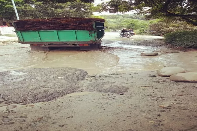 Parahnya kondisi jalan provinsi di Desa Damak Maliho Kecamatan Bangun Purba bak kubangan kerbau (Realitasonline.id/zul)
