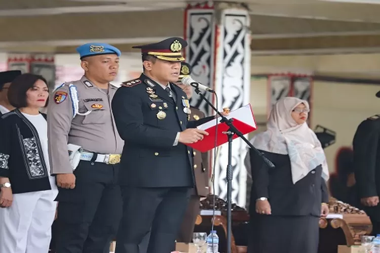 Kapolres AKBP Yogen Heroes Baruno membacakan sambutan Menkominfo pada peringatan Harkitnas  (Realitasonline.id/RH)