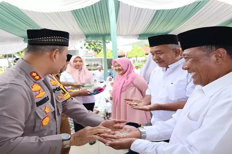 Kapolres Padangsidimpuan AKBP. Dudung Setyawan tepungtawari dua personil Polres Padangsidimpuan yang akan berangkat haji di sela-sela manasik haji Kota Padangsidimpuan (Realitasonline.id/Riswandy)