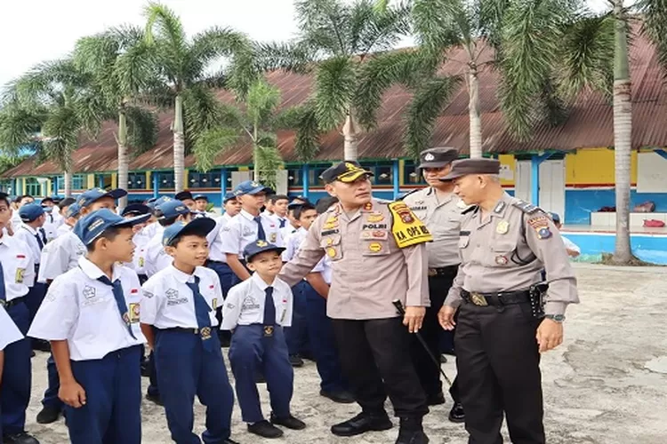 Kapolres Padangsidimpuan berikan bimbingan dan nasihat kepada siswa sekolah di SMP Negeri 1 Padangsidimpuan  (Realitasonline.id/Riswandy)