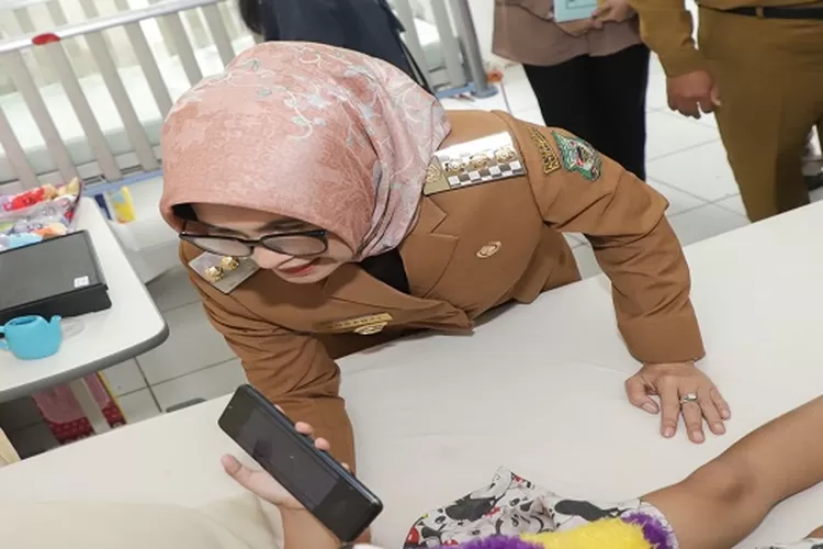 Wali Kota dr Susanti saat berkomunikasi dengan bocah 6 tahun, korban rudapaksa  (Realitasonline.id/RH)