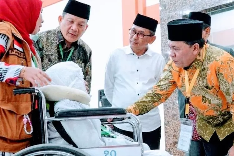Ketua PPIH Embarkasi Medan Ahmad Qosbi saat menyapa dan membimbing salah seorang dhuyufurrahman di Asrama Haji Medan.
