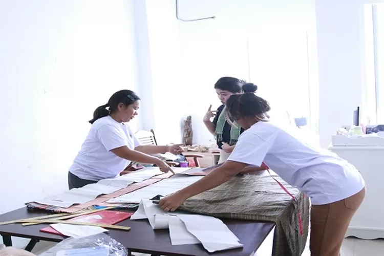 Penenun dari desa Meat, desa binaan PT Inalum sedang mempersiapkan karyanya untuk di pajang di salah satu pameran di Jamaica (Realitasonline.id/GS)