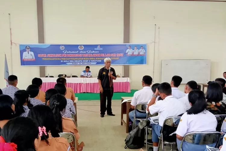Walpon Baringbing memaparkan materi dihadapan peserta pada safari jurnalistik PWI Bonapasogit (Realitasonline.id/marudut)