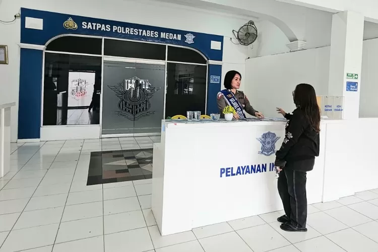 Ripka Nani Ginting sedang memberikan penjelasan kepada seorang pemohon SIM di Satpasa Sat Lantas Polrestabes Medan, Rabu (22/5/2024)