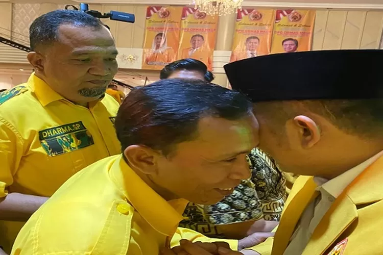 Ketua MKGR Sumut terpilih Dharma Putra Rangkuti (pakai peci) mendapat ucapan selamat dari  sekretaris DPD Golkar Zul Amri dan Ketua AMPG Deli Serdang Dharma S Purba  (Realitasonline.id/zul)
