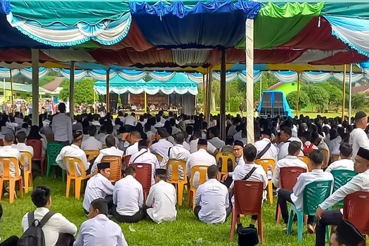 Anggota PPS saat mengikuti prosesi pelantikan dan pengambilan sumpah, Minggu (26/5/2024) Lapangan MTsN Sibuhuan  (Realitasonline.id/SS)