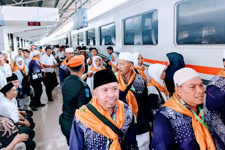 Rombongan jemaah Dhuyufurrahman asal Labuhanbatu diangkut menggunakan kereta api dari stasiun Rantau Prapat sampai di stasiun Lubuk Pakam, Sabtu (25/5/2024).