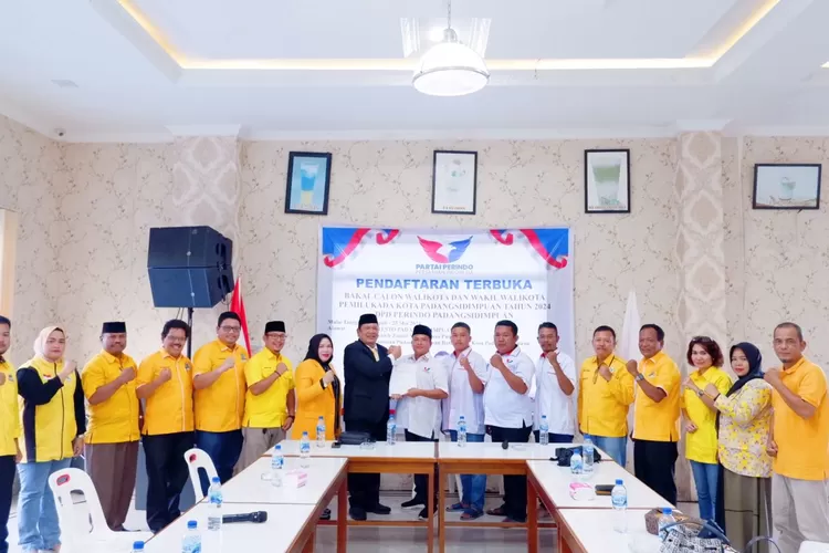 Irsan Efendi Nasution Serahkan Berkas Formulir ke Ketua DPD Perindo Padangsidimpuan Arif Lubis