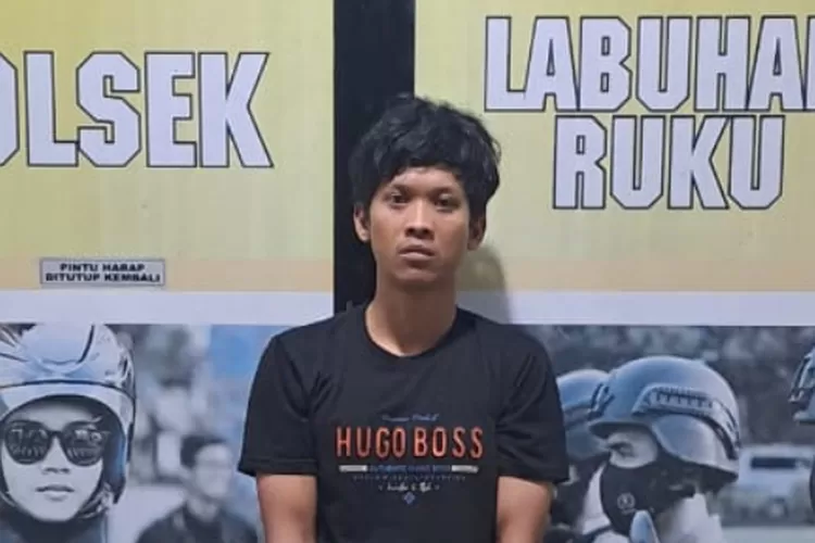tersangka berinisial PA (28) yang merupakan pelaku pencurian sepeda motor yang ditangkap Polsek Labuhan Ruku di Riau