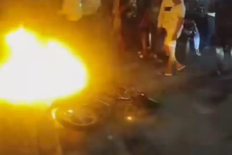Warga bakar sepedamotor milik anggota geng motor bersajam di Jalan Iskandar Muda Medan tepatnya di depan eks Medan Plaza.