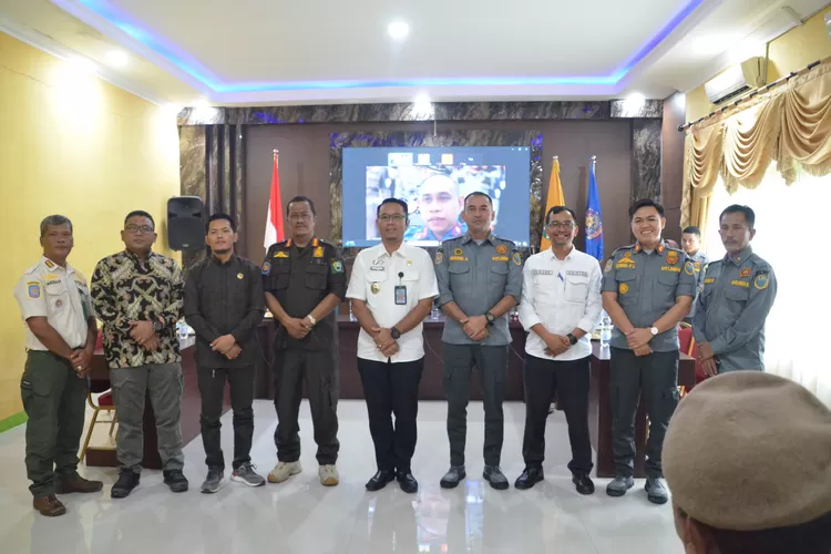 Plt Sekdako Roni Bersama Kabid Linmas Satpol PP Provsu Mauris, Kasatpol PP Padangsidimpuan Zulkifli Asisten Pemerintahan &amp; Kesra Setda Kota Padangsidimpuan Iswan Nagabe Lubis Di Aula Kantor Walikota Padangsidimpuan