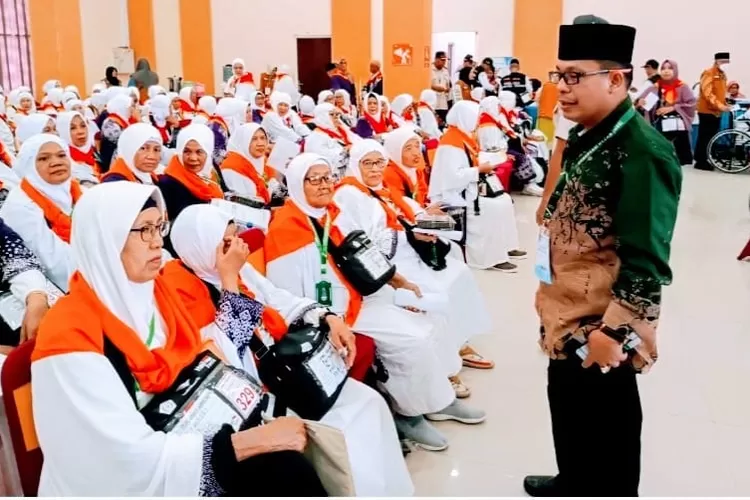 Jemaah Calhaj Kloter 16 diberangkatkan dari Asrama Haji Medan, Rabu (29/5/2024) dinihari.