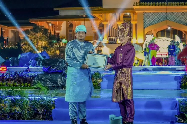 Menparekraf Sandiaga Uno Berikan Piagam ke Bobby Nasution