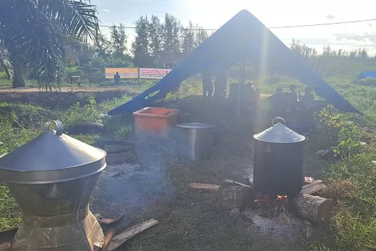 Warga petani Muara Upu Kecamatan Muara Batangtoru Tapsel menginap dengan mendirikan tenda darurat di areal PTPN IV Batangtoru  (Realitasonline.id/Riswandy)