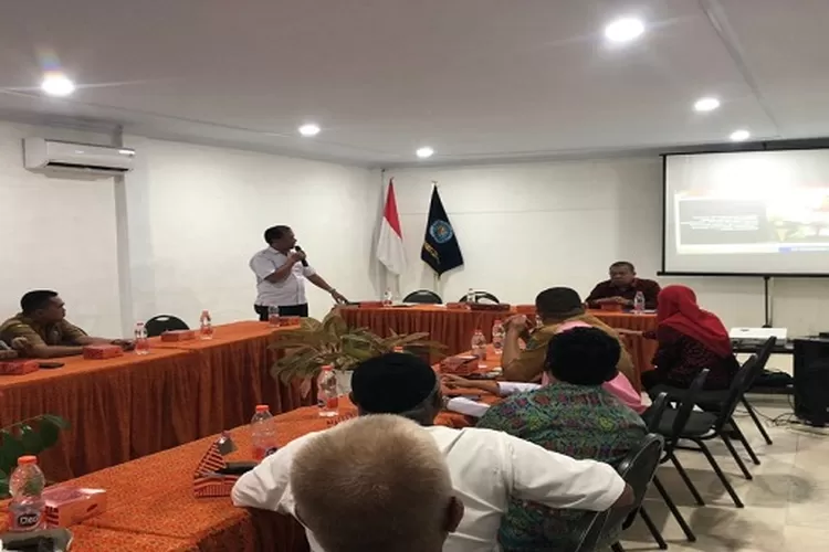 Kasat Resnarkoba Polres Tapsel AKP S Sagala, diwakili KBO Sat Resnarkoba, Ipda TP Saragih menyampaikan paparan bahaya narkoba pada sosialisasi dan pembentukan Kelurahan bersih narkoba ( Realitasonline.id/Riswandy)