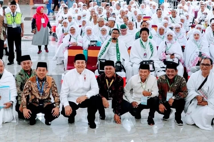 Rahmat Shah bersama Ahmad Qosbi melepas keberangkatan jemaah Kloter 19 dari Asrama Haji Embarkasi Medan Sumatera Utara, Minggu, (2/6/2024).