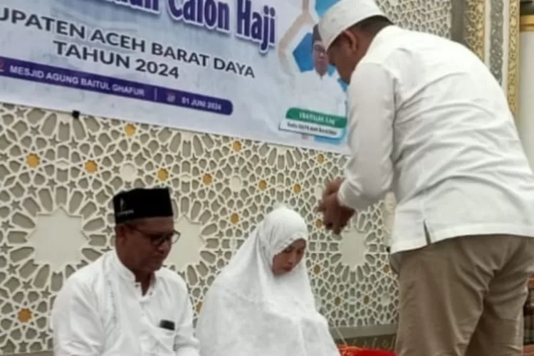Penjabat  Bupati Abdya H Darmansah SPd MM, Sabtu (1/6) melepas 97 jemaah calon haji (JCH) dengan tradisi peusijuk di Masjid Agung Baitul Ghafur kabupaten setempat.