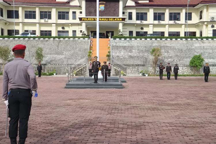 Kapolres Tapsel, AKBP Yasir Ahmadi, menjadi Irup upacara Hari Lahir Pancasila di Lapangan Apel Mapolres Tapsel di Sipirok, Sabtu (1/6/2024).(Realitasonline.id/ RI)