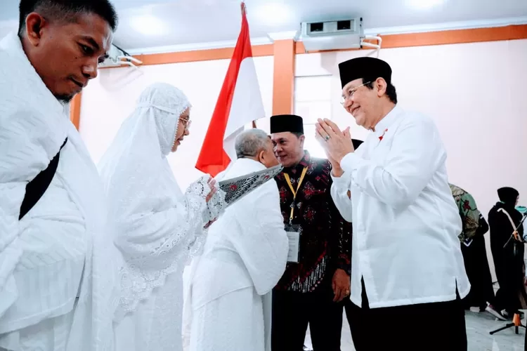 Rahmat Shah bersama Ahmad Qosbi melepas keberangkatan jemaah Kloter 19 dari Asrama Haji Embarkasi Medan Sumatera Utara, Minggu, (2/6/2024).