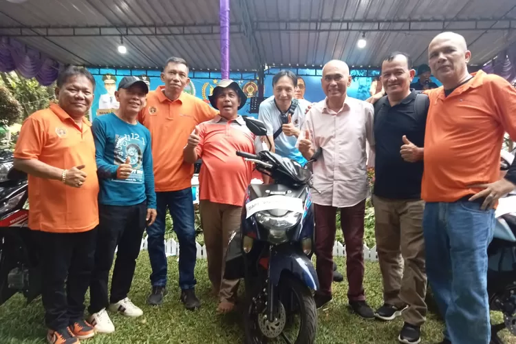 Abdul Hakim Harahap dan Ilham Ridwan (Bejox) foto bersama panitia dan pengurus serta hadiah usai acara Family Gathering PWI Sumut di Hotel Rindu Alam Bukit Lawang Kab Langkat, Sabtu (1/6/2024).