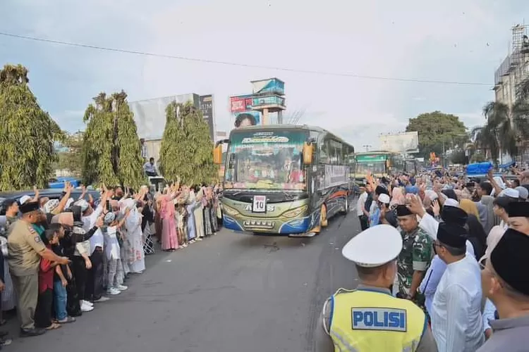 Calon Jamaah Haji Padangsidimpuan Berangkat Menuju Asrama Haji Medan Menggunakan Bus ALS