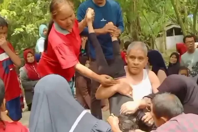 Usaha keluarga menyelamatkan korban dengan membalikan tubuhnya.