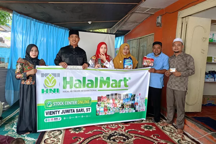 Camat Tamjung Pura Muhammad Naeawi (Baju hitam) dan Rendra Karsota Koto  (baju biru ) dan Zulkifli ( topi lobe putih) saat  launching pembukaan HalalMart'   (Realitasonline.id/koto)