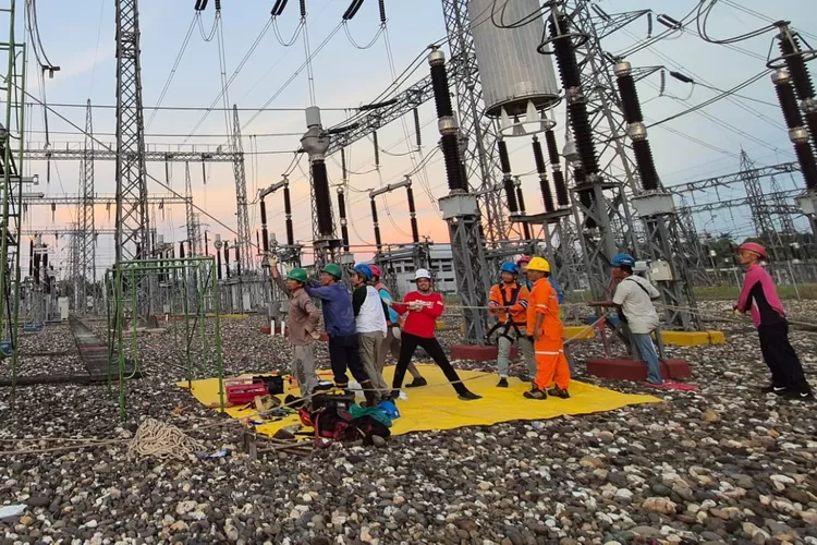 Petugas PLN terus bergerak melakukan normalisasi sistem kelistrikan Sumbagsel