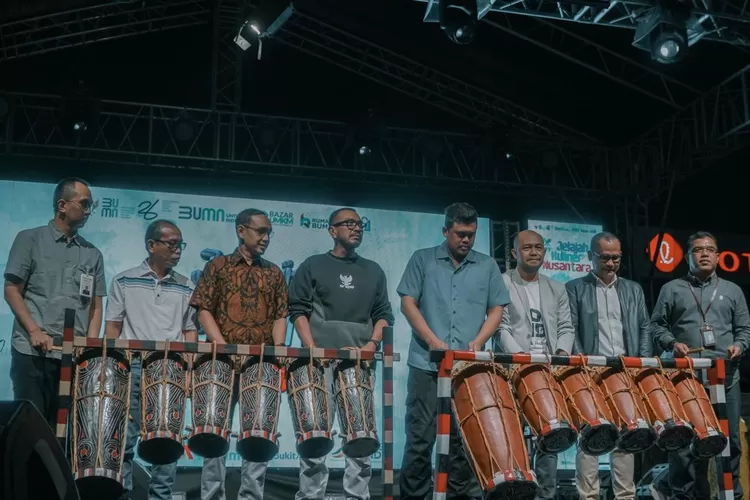 Menteri BUMN yang diwakili Arya sinuligga dan walikota Medan Bobby Nasution saat acara Pasar UMKM yang bertajuk Kuliner Nusantara