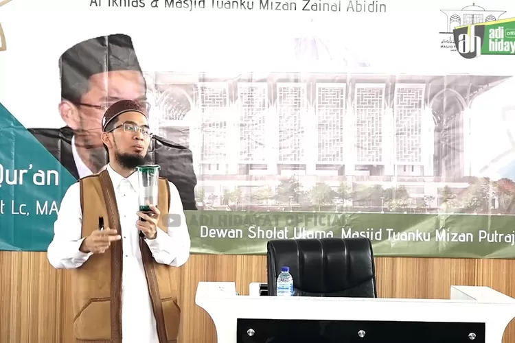 Ustaz Adi Hidayat (Tangkapan Layar YouTube Adi Hidayat Official)