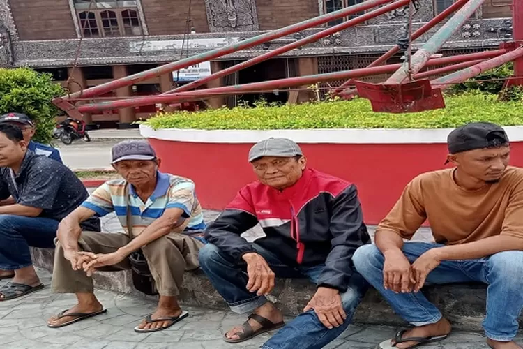 Sebagian kecil Agen dan loper mangkal di depan Sopo Partungkoan Tarutung harapkan kebijakan dari PJ Bupati Taput Dimposma Sihombing  (Realitasonline.id/MN)