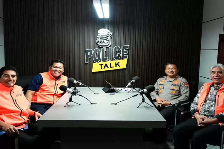 Kapolda Sumut Irjen Pol Agung Setya Imam Effendi bersama KLPP RRI Medan,Raden Muhammad Yusridarto di ruangan Launching Podcast Police Talk di Mako Poldasu (Realitasonline.id/Dok)