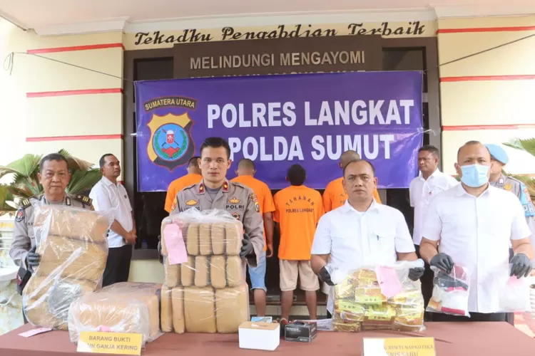 Wakapolres Langkat Kompol Limbong dan Plt Kasatnarkoba IPTU Sihar Sihotang beserta jajaran memegang barang bukti sabu dan ganja. Realitasonline.id/ AA