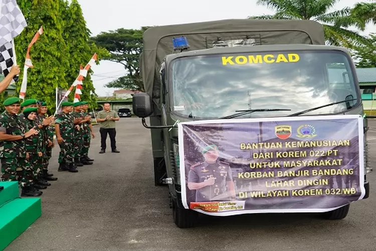 Danrem 022/PT Kolonel Inf Tagor Rio Pasaribu lepas tim pembawa bantuan ke Korem 032/Wira Braja Sumbar ( Realitasonline.id/RH)