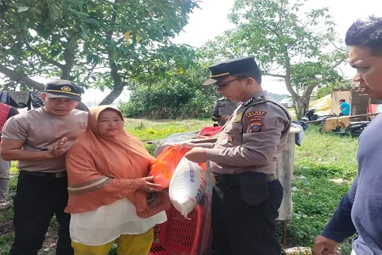 Polsek Indrapura meninjau dan memberikan bantuan sembako kepada Korban bencana alam angin kencang yang menghempaskan atap rumah warga, (Realitasonline.id/GS)