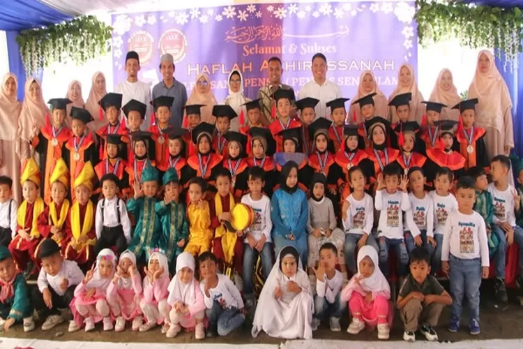 Wali Kota dr Susanti Dewayani bersama anak-anak dan para guru Taman Cahaya ( Realitasonline.id/RH)