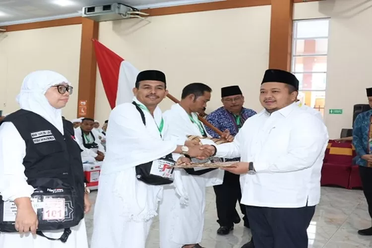 Bupati Tapsel Dolly Pasaribu saat melepas jemaah Calhaj Tapsel dari Asrama Haji Medan menuju Bandara KNIA Deli Serdang ( Realitasonline.id/Dok)
