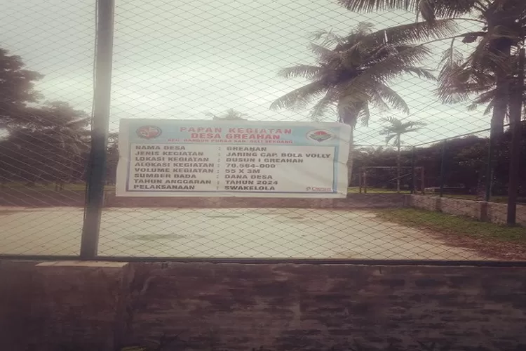 Pekerjaan rehab dan pemasangan jari lapangan voli Desa Greahan yang diprotes warga (Realitasonline.id/zul)