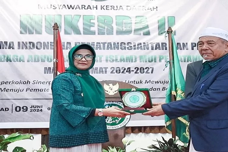Wali Kota dr Susanti Dewayani menerima cenderamata dari Ketua MUI HM Ali Lubis  (Realitasonline.id/RH)
